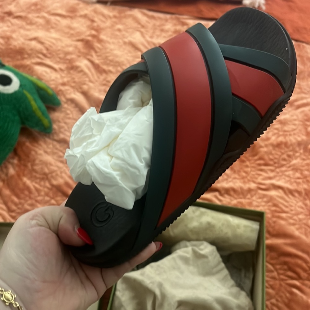 AUTHENTIC Gucci Slides women’s size 6 used ✨